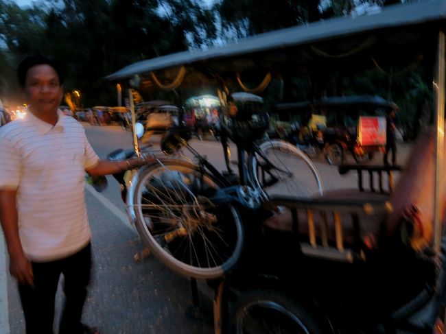 しきりとトゥクトゥクに乗ってけとの勧誘が。<br />いくらか聞けば8ドルだという。<br />話にならないので4ドルでないと乗らないというと、5ドルと言ってきた。<br />宿まで4km弱なので空気の抜けた自転車でも帰れなくはないが、5ドルで手を打った。<br /><br />自転車はどうするかというと、なるほどそう載せるのか。