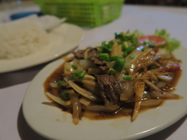 復路のフライトはシェムリアップ22：00発だったはずだ。<br /><br />I氏にシェムリアップの街中でカンボジア料理を食べないかと誘われたが、それほど時間に余裕はないので、例によってマントラ・レストランで簡単に夕食を済ませた。