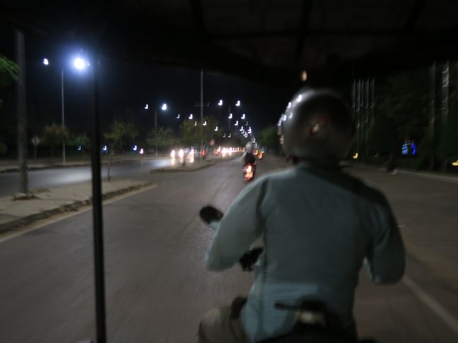 19：40頃、シェムリアップ国際空港に向けてマントラ・アンコール・ブティツク・ヴィラを後にした。