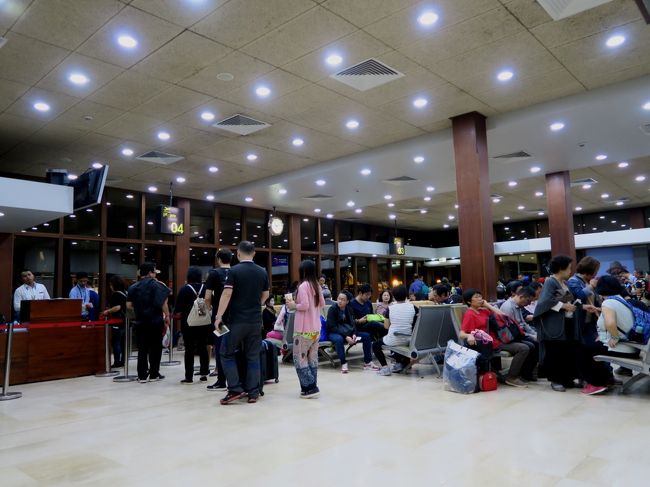 シェムリアップ国際空港の搭乗口付近は結構混雑していた。<br /><br />意外にも中国東方航空MU514便は定刻で出発した。