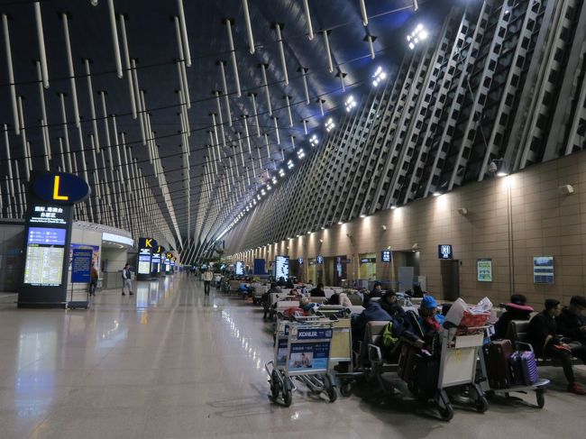 翌朝4：00前頃、上海浦東国際空港に到着した。<br /><br />関空行きMU515便は10：05発なので6時間以上の乗り継ぎ時間があった。<br /><br />早朝の上海浦東国際空港の待合室は椅子に横になって寝ている人も多く、空いている椅子はほとんどなかった。