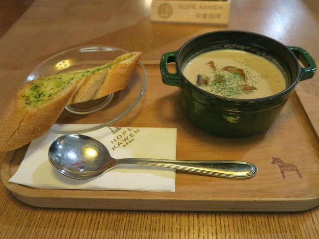 空港内のレストランで軽食を摂ったが、これで35元とやはり割高だった。<br /><br />旅費は、カンボジアビザ取得費用や土産代を含めるとトータルで11万円程度になってしまったが、年末年始であったことを考慮すると安く抑えられた方だろう。