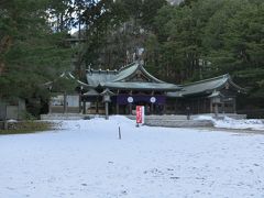 【函館護国神社】
続いて、函館八幡宮から横に沿って歩く形で函館護国神社へ歩いて向かいます。約15分弱で到着。
境内には雪が残っており、北海道の神社に来たという感じがします。

今回の旅行では八甲田・奥入瀬に行くためスノーブーツで来たので、雪の中も普通に歩いて行けます。