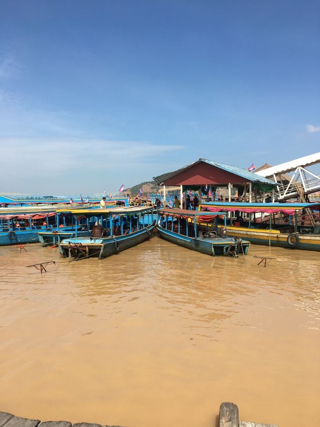 トンレサップ湖のクルーズツアーのボートです。