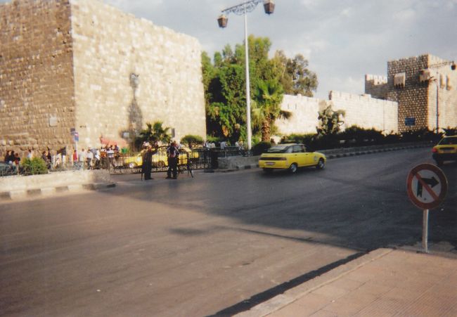 ダマスカス旧市街の入口付近。<br /><br />危険な感じはまったく無く、夜も安心して出歩ける治安の良い街でした。<br /><br />また当時のような居心地の良さ（ツーリスト目線ですが）は戻ってくるのでしょうか。