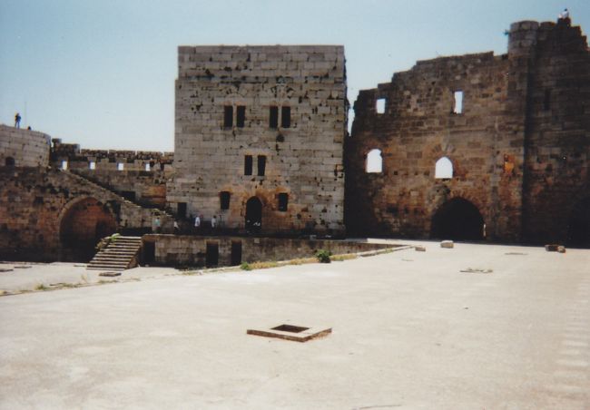 遠足で来た感じの学生グループがたくさん来ていました。<br /><br />意外にも、日本人観光客も結構いました。