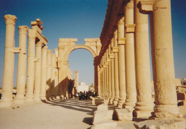 タクシーをシェアした他の日本人は、皆ダマスカスへ戻るとの事でしたが、私はミニバスに乗り換えてパルミラへ行きました。