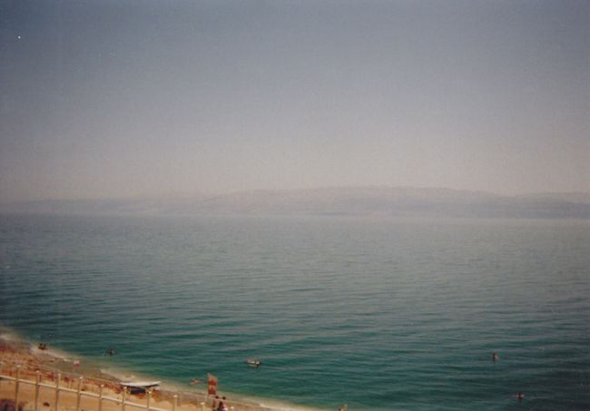 エゲッドバスでエンゲディ・パブリックビーチへ。<br /><br />もちろん、しばし浮遊体験。