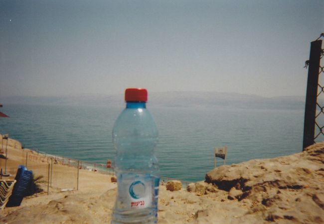 エルサレムから１２００ｍほど下ったので、ペットボトルが少しクシャっとなっています。