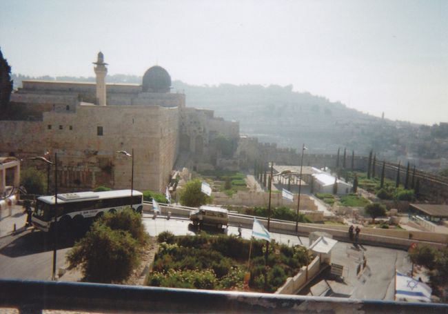 アレンビー橋よりイスラエル出国、バスなどを乗り継いで、アンマン空港からエミレーツ航空で帰国しました。