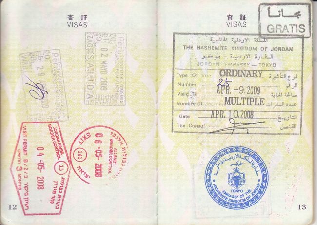 イスラエルへは、ヨルダン川国境より入国し、アレンビー橋国境より出国しました。<br /><br />この場合だとヨルダン側にとっては、正規の国境（シェイク・フセイン橋）より出国～非正規の国境（キング・フセイン橋）より再入国となり、再入国の際にビザが必要になる為、わざわざ日本でヨルダンのビザを取得して行ったのですが、シェイク・フセイン橋での出国手続きの際、こちらから頼んでもいないのに（ヨルダンに戻る事をもしかすると伝えたかも）ノースタンプでの出国手続きが取られ、ビザが無駄になってしまいました。（別に困った事では無いんですけど。）<br />そして何故かヨルダン出国税を徴収されず。<br /><br />そしてイスラエル入国では、シリアから来たという事で、アレンビーでよく聞く「放置プレイ」なんかを覚悟していましたが、荷物の中身を調べられる事も無く、入国審査も「シリアに何しに行った？」「知人はいるのか？」といった簡単に答えられる質問ばかりで５分程度で済みました。<br />ただ、入国者が非常に多く、順番が回ってくるまで２時間ほど並んで待ちました。
