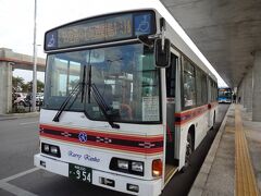 石垣島到着。
カリー観光バスで離島ターミナルへ直行します。
競争が激化したから？閑散期だから？
往復チケットが900円に値下がりしていました。
