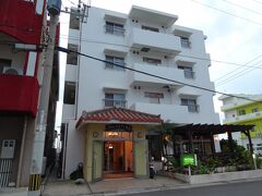 今回も宿はパティーナ石垣島。
離島ターミナル徒歩圏内、外観はアパートチックだけど前回泊まってみて寝るだけなら充分！な宿だったのでリピートです。
ポイントカードもあって、条件を満たしてポイントが貯まると、お菓子などと交換してもらえるサービスもあります。