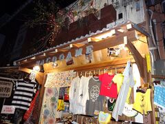 こちらは箱亀さん。
かわいい島Ｔとか雑貨とか。