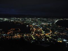 【函館山】
16:00過ぎに日没を目指し函館山に向かいます。
函館山ロープウェイの駅に向かって歩いていくと、インバウンドのバスが続々と・・・
嫌な予感は的中し、ロープウェイ乗り場は大混雑。

とはいえ、10分少々の待ち時間でロープウェイに乗ることができました。
ツアーは皆、日没めがけて来るんですね・・

展望台も案の定の大混雑で、日が落ちる良いところは写真の撮れる場所に近づけず、寒い中暫く待ちやっと最前列にたどりつき、なんとか写真が撮れましたが、既に夜景になった後。青い空からだんだん暗くなるところは撮影出来ませんでした。

展望台で最前に行くまでにすっかり寒くなり、すぐに撤収。