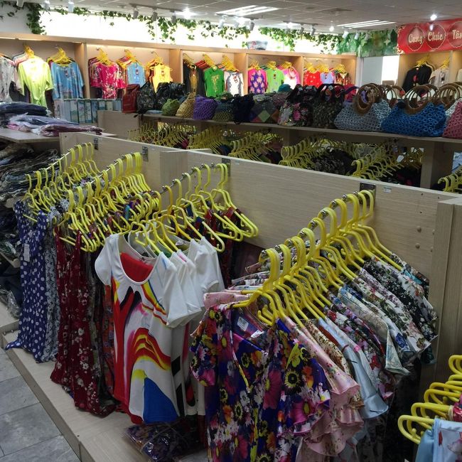 このコーナーからレインコートを探し出したおタコ先生に感服。