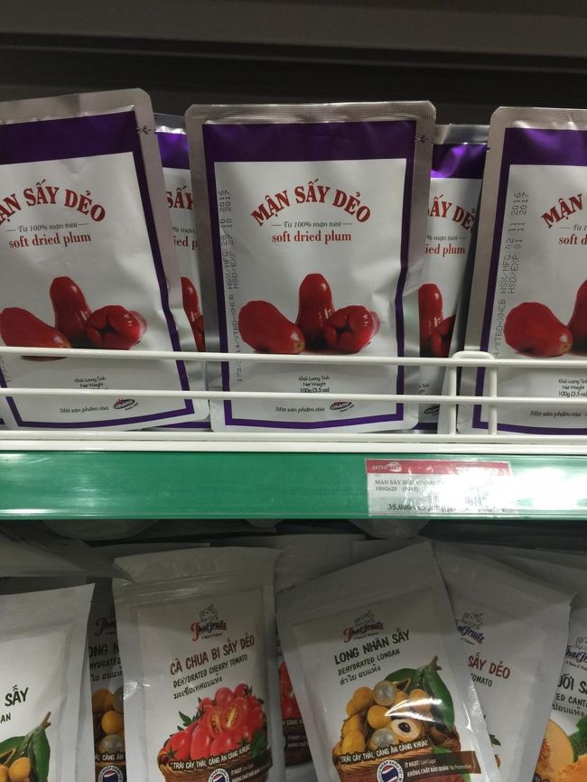 ドライフルーツのコーナーはさすが充実しています。