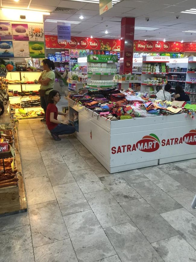 あまりめぼしいものはないけど、お土産コーナー。