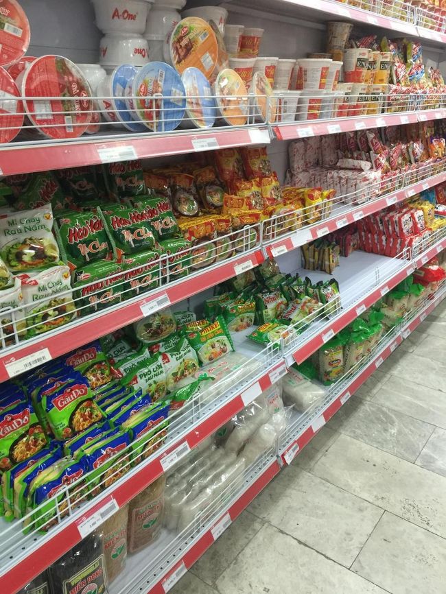 日本人が常に群がってるインスタント麺のコーナー。