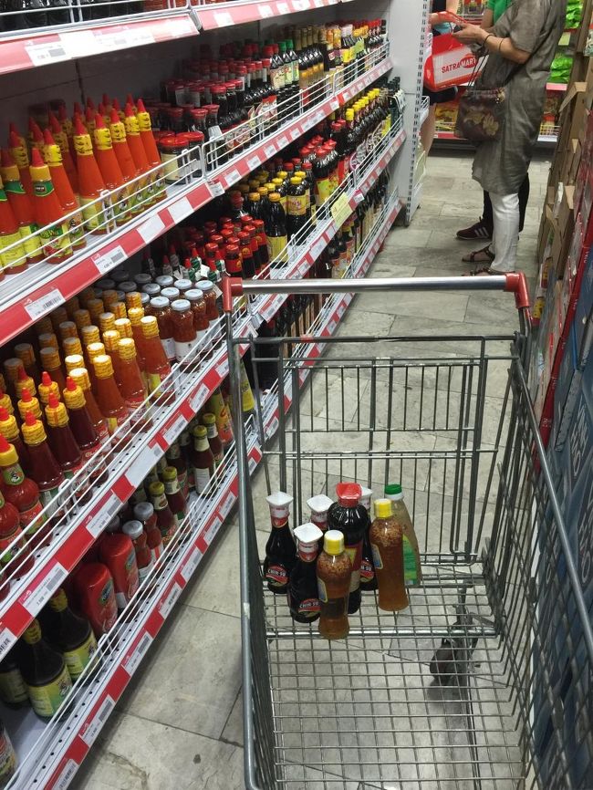 日本人のおばちゃんのカート。こんな狭い通路にカート持ち込まないで欲しい。しかもどけようともせず、ヌクマム選びに夢中。(-｡-;