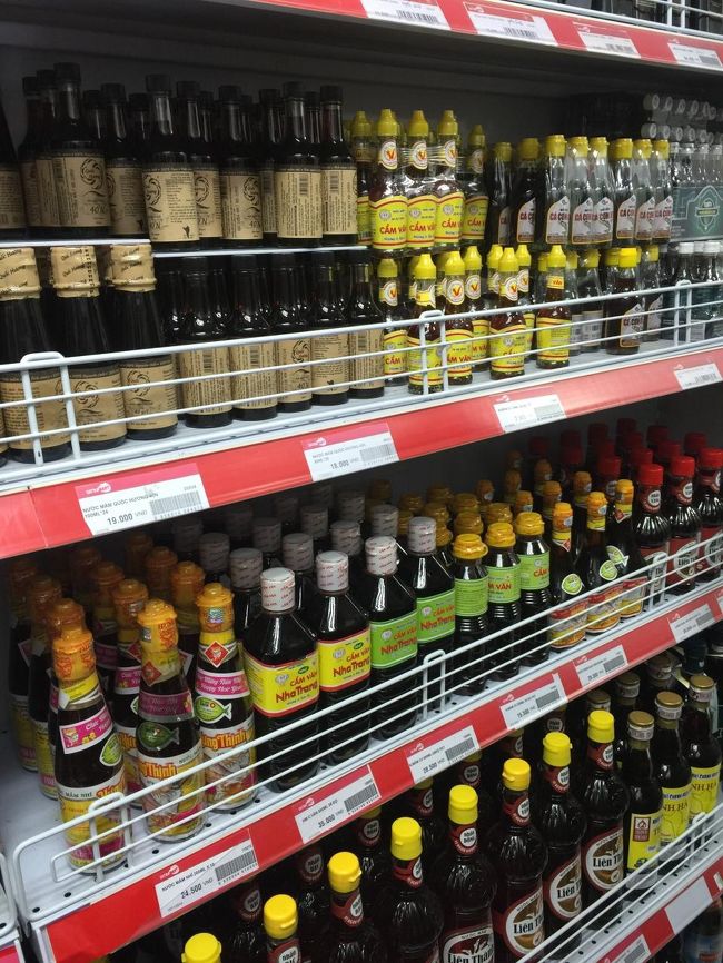 ヌクマムの品揃えは豊富。一番質が良いとされているフーコック産&amp;ファンティエット産を探すべし。