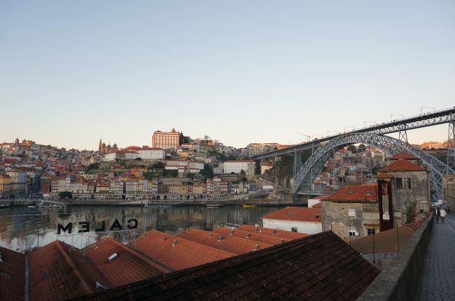 クルーズも終わり、また橋の近くにある修道院を目指す。<br />・なぜ、また坂道を歩いているのかって？→ケーブルカーが動いていないから。<br />・なぜ、また修道院に行くのかって？→他に行くところがないから。