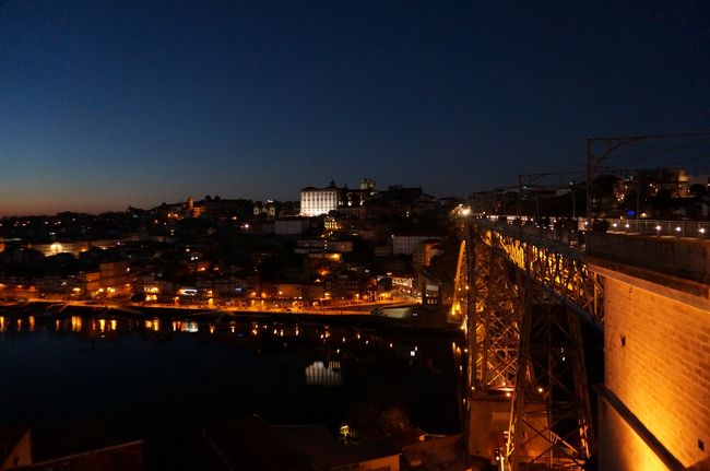 日の入りから30分程でポルトにも夜が来て幻想的な街に。