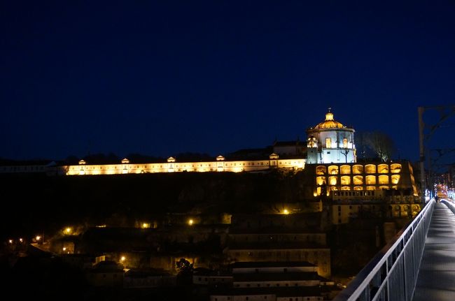 先程の修道院、いつのまにかライトアップされてる。