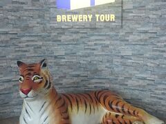 Tiger Beerの工場に行きました。
20人位いる見学者のうち10人くらい日本人だった。5人は我々ですが。。。
見学の最後の試飲開場となっているバーで飲みすぎて、調子に乗って試飲してたチェコ人やら韓国人に絡んでたら、一緒にいった4人が引いてた。。。