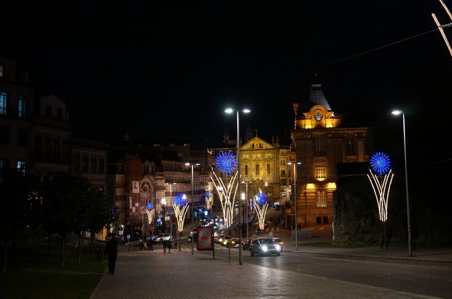 10分も経たないうちに真っ暗に。そしてサン・ベント駅も美しくライトアップ。<br />昼に気になっていた、あの花輪みたいなのもキレイ。