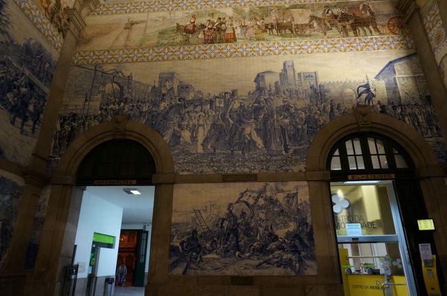 サン・ベント駅構内は見事なアズレージョが描かれています。<br />アズレージョとは、彩色タイルのこと。白と青の2色だけなのに、見事な絵になっています。下の絵の中央に立つ青年がエンリケ航海王子らしいです。