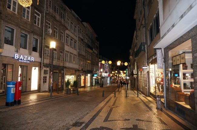 ダメ元で、ポルトのショッピングのサンタ・カタリーナ通りに行きましたが、やっぱりどこも閉まっている。こんなにも人通りが少ないショッピング通りって初めてだなぁ。