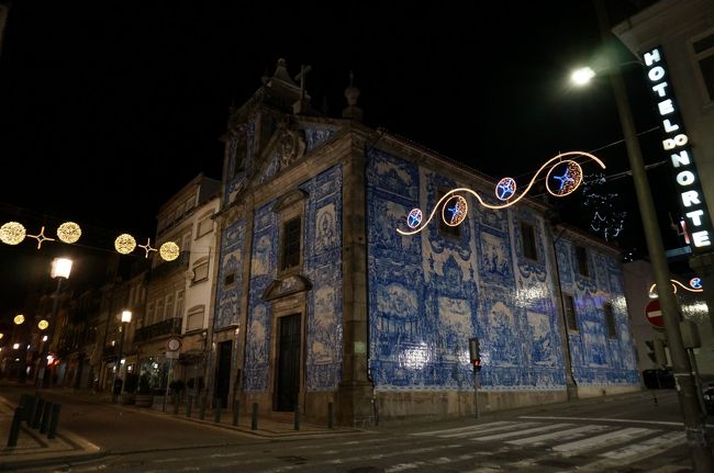 ボリャオン駅の側の見事なアズレージョ。でも何の建物だろう？