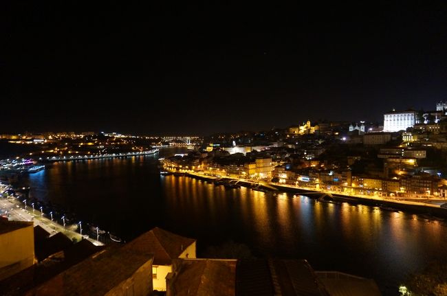 あまりにも時間があるので、再びドン・ルイス1世橋に来ました。<br />ブダペストの夜景に比べると規模は小さいけど、美しい。