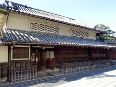 『松坂邸」
代表的な商家の建物です。
江戸末期（１８２０年頃）築。堂々とした構えがとっても印象的な　お屋敷です。
