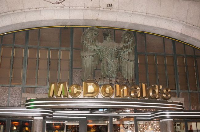 ここまで朝から何も食べていません、というのもことごとくレストランが閉まっているから。<br />リベルダーデ広場のマック、まだ20時になのに閉まってた。