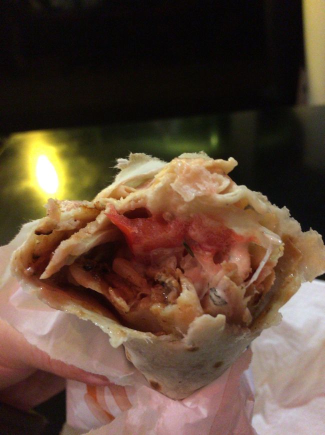 唯一開いていたのが、マックの直ぐ側にあったケバブ屋。クリスマス、関係ないのかなぁ。<br />味は普通だったけど空腹を通り越した状態だったので、胃に何かが入っていることを感じることができた。