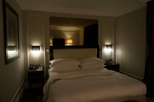 さすが最高級ホテル、インターコンチネンタル。部屋も豪華で立派で今までで初めての経験。<br />本当は次の日の予定とか考えなきゃいけないのに、歩き疲れと空腹が満たされたので突然睡魔が来て、前日と同様、死に体のようにベッドに倒れ込んだなぁ。<br /><br /><br />本日の歩行数/歩行距離：28956歩/21.1km。<br />坂の多いポルトの街をよくこんなにも歩いたなぁ。