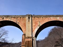 碓氷第三橋梁(めがね橋)

めがね橋のすぐ後ろに、橋の上まで登る道があります。

tamayuraが手を振っています。