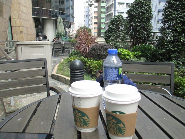 半分以上のお店はお休みでした。テラスでコーヒーブレイク。