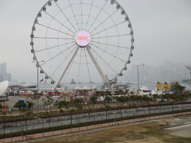 雨が降り始めました。香港に折りたたみ傘は必需品ですね。
