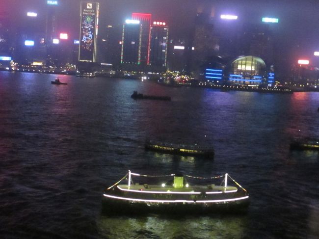 部屋に戻って来ました。<br />花火を打ち上げる船が沖に停泊してます。