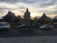 振り返れば、Wat Ounalom です。

夕方になってきたので、いったんホテルに戻りました。