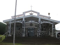 島民の７割がカトリックというイースター島のハンガロア教会。南国らしく、ヤシの木などが描かれています。この教会の近くでお土産を購入
