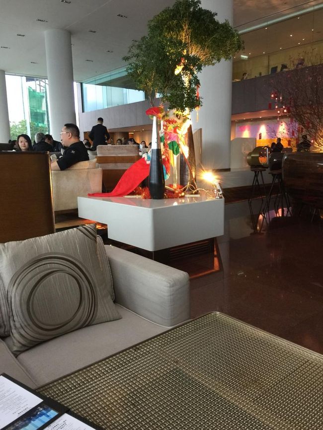 花火鑑賞の前に、ロビーで遅めのアフタヌーンティーをしました。