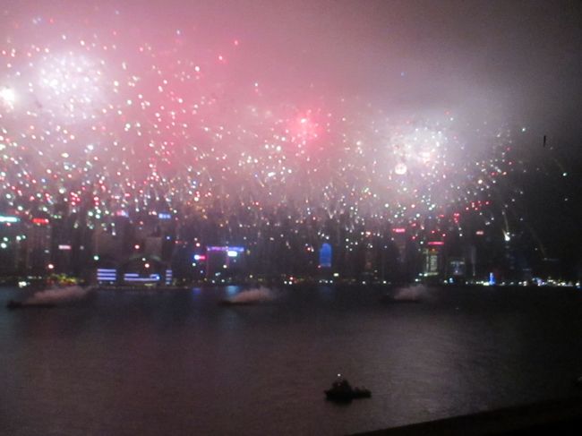 そして８時になりました。花火の打ち上げです。<br />この為にハーバービュールームにしました。<br />すごく迫力あります。ここにして良かった！<br />ラッキー池田です。