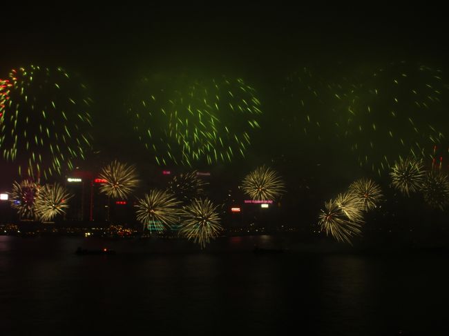 やっぱり赤い花火が新春らしいですね。