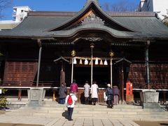 日の丸おじさんに導かれ、四柱（よはしら）神社へ。

この神社はいろんな神様がいて、縁結びはもちろん、いろんな願い事ＯＫだそうです。

うーん、じゃ、アレとコレと、あっちと・・・（なむなむ）