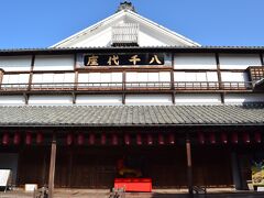 熊本県山鹿市にある明治43年建設　国指定重要文化財の芝居小屋
「八千代座」でございます

今なお現役で使われている芝居小屋です