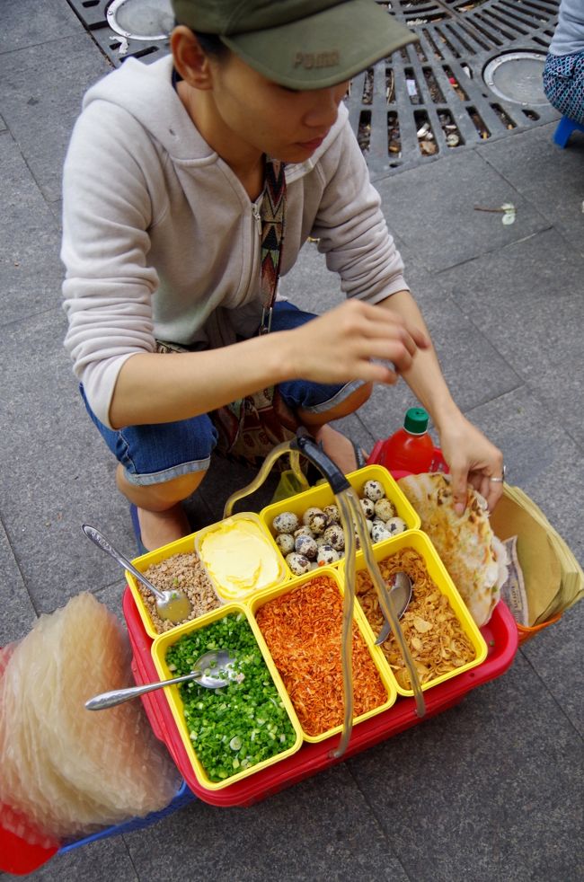 余計なおまけ。<br />サトラマートを出ると、このおねえさんが路上でスナックを作っていた。